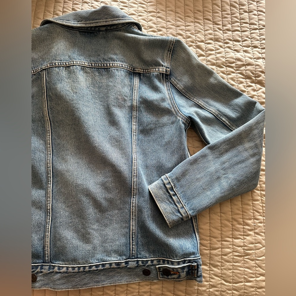 Levi’s Classic Jean Jacket - Picture 6 of 9